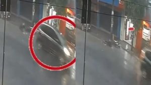 Vídeo: Motorista foge após atropelar motociclista na rua Goiás, em Divinópolis
