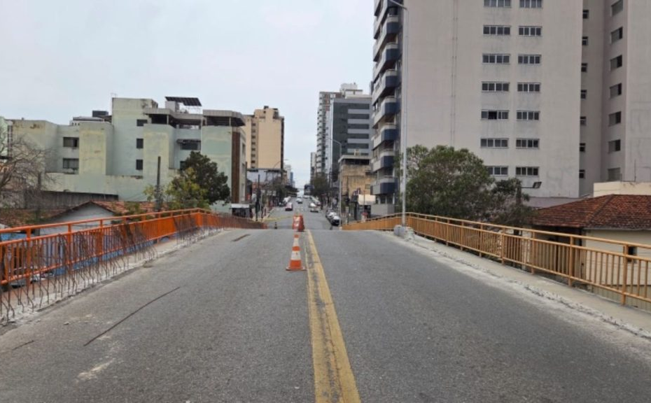 Obras do Viaduto Francisco Machado Gontijo no bairro Esplanada em Divin&oacute;polis