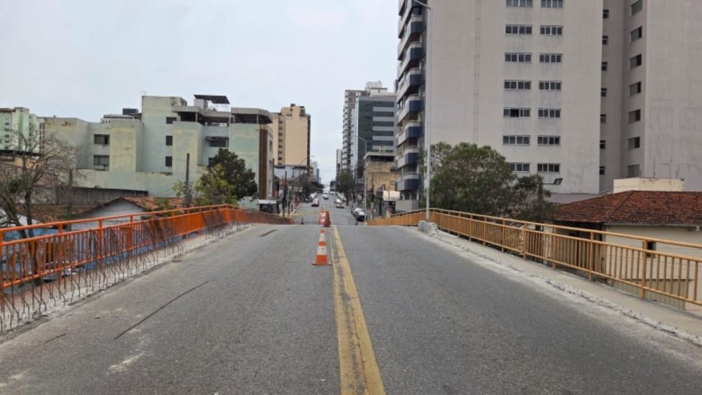 Obras do Viaduto Francisco Machado Gontijo no bairro Esplanada em Divinópolis