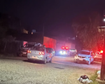 Viatura da Pol&iacute;cia Militar durante ocorr&ecirc;ncia de homem baleado no bairro Alvorada, em Divin&oacute;polis