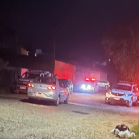 Viatura da Polícia Militar durante ocorrência de homem baleado no bairro Alvorada, em Divinópolis
