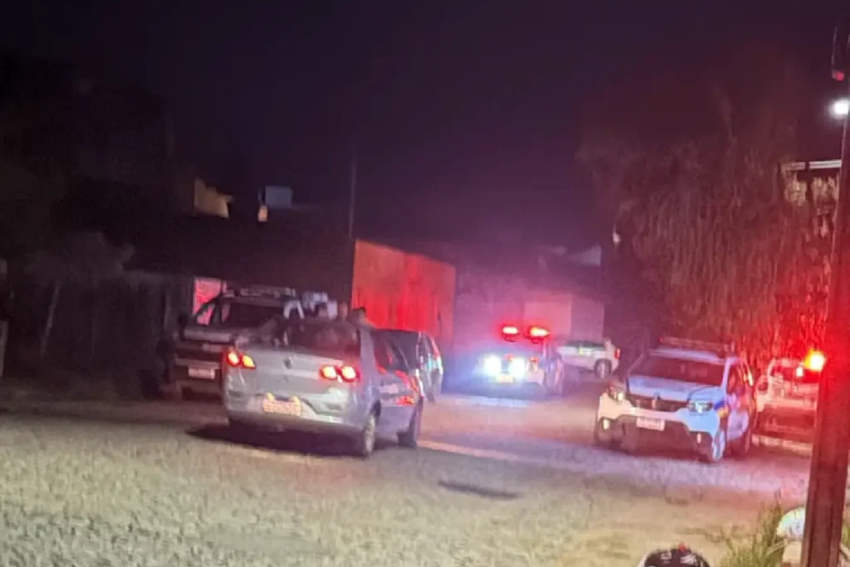 Viatura da Polícia Militar durante ocorrência de homem baleado no bairro Alvorada, em Divinópolis