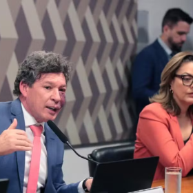 Câmara aprova fim da “taxa das blusinhas”; proposta segue ao Senado