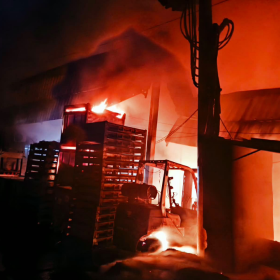 Incêndio atinge distribuidora de borracha em Divinópolis