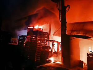 Incêndio atinge distribuidora de borracha em Divinópolis