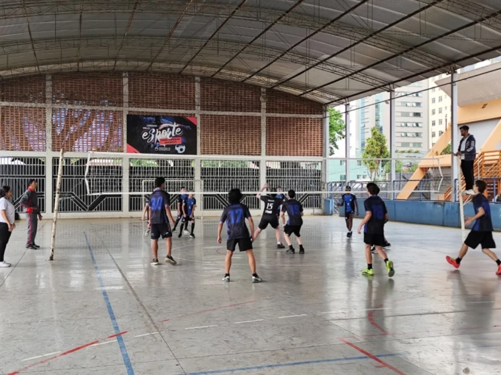 Partida de voleibol do JED 2026 no Poliesportivo Dr. F&aacute;bio Botelho Notini, em Divin&oacute;polis