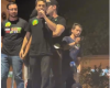 Nikolas Ferreira enfrenta chuva em agenda de campanha em Divinópolis