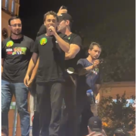 Nikolas Ferreira enfrenta chuva em agenda de campanha em Divinópolis