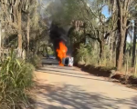 Corolla capota e pega fogo na estrada da Barragem de Cajuru