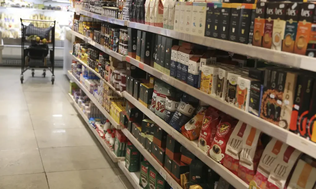 Supermercado é multado em R$ 423 mil por diferença nos preços na prateleira e no caixa em Formiga
