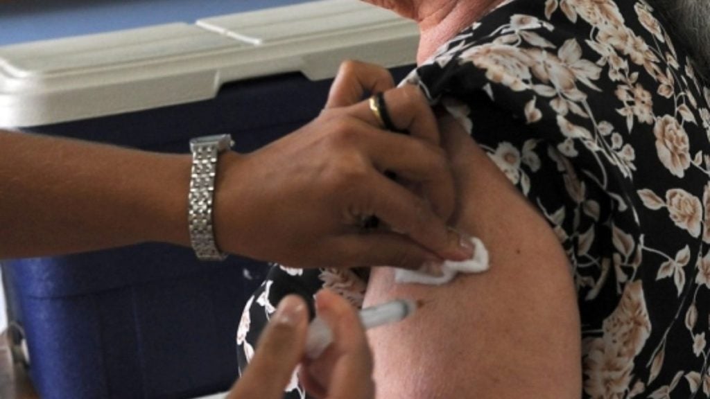 Vacina&ccedil;&atilde;o Pneumo 20 &eacute; ampliada em Divin&oacute;polis para idosos acima de 85 anos