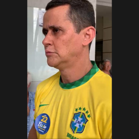 Eduardo Azevedo vota em Divinópolis durante o segundo turno das eleições
