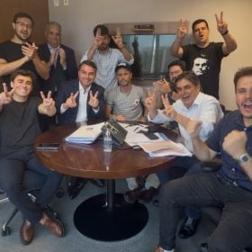 Flávio Bolsonaro e Cleitinho Azevedo durante reunião sobre a dívida de Minas Gerais