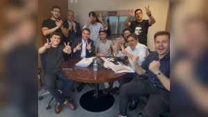 Flávio Bolsonaro e Cleitinho Azevedo durante reunião sobre a dívida de Minas Gerais