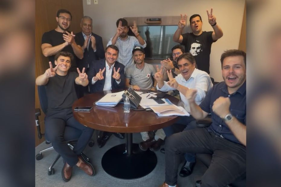 Flávio Bolsonaro e Cleitinho Azevedo durante reunião sobre a dívida de Minas Gerais