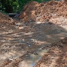 Trecho de rua em obras de pavimentação em matéria sobre vazamentos na Rua do Cobre, em Divinópolis.