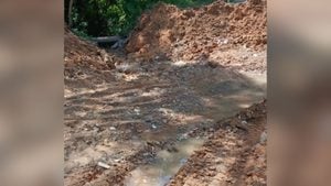 Trecho de rua em obras de pavimenta&ccedil;&atilde;o em mat&eacute;ria sobre vazamentos na Rua do Cobre, em Divin&oacute;polis.