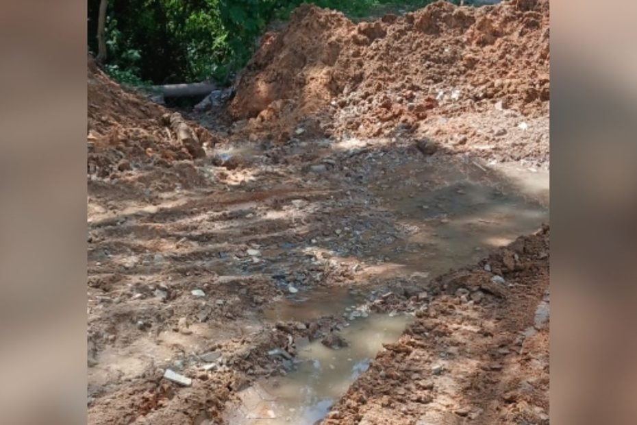 Trecho de rua em obras de pavimenta&ccedil;&atilde;o em mat&eacute;ria sobre vazamentos na Rua do Cobre, em Divin&oacute;polis.