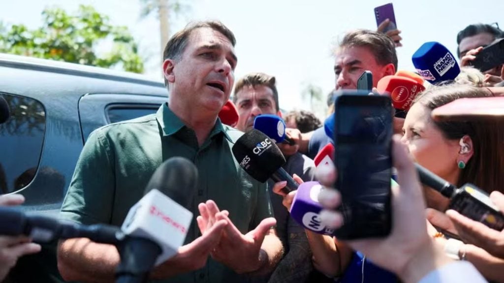 Fl&aacute;vio Bolsonaro declara voto favor&aacute;vel &agrave; PEC do fim da escala 6x1 no Senado