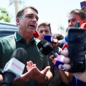 Flávio Bolsonaro declara voto favorável à PEC do fim da escala 6x1 no Senado