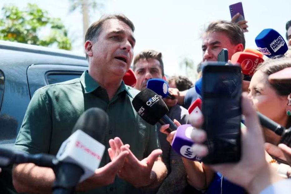 Flávio Bolsonaro declara voto favorável à PEC do fim da escala 6x1 no Senado