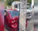 Acidente entre carro e caminh&atilde;o registrado na Rua Pitangui, em Divin&oacute;polis