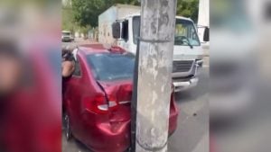 Acidente entre carro e caminhão registrado na Rua Pitangui, em Divinópolis