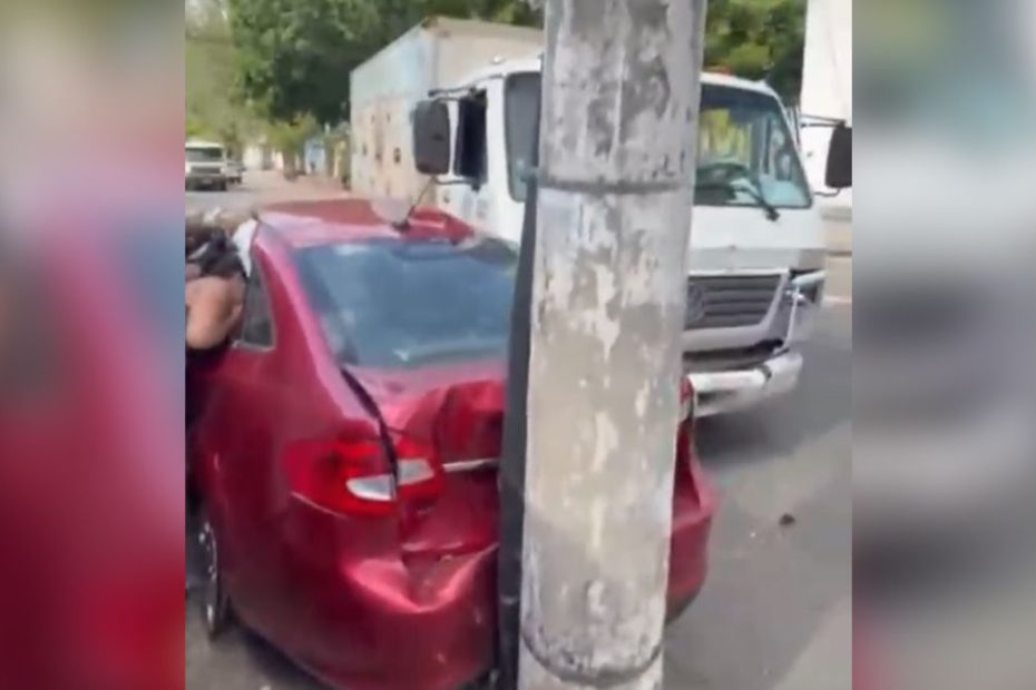 Acidente entre carro e caminh&atilde;o registrado na Rua Pitangui, em Divin&oacute;polis