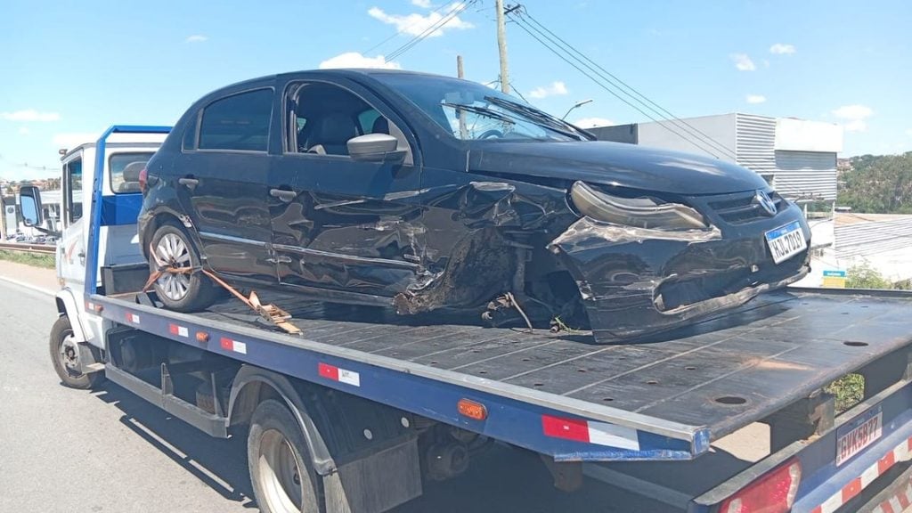 Carro envolvido em acidente na MG-050, na altura do km 122, em Divin&oacute;polis