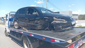 Carro envolvido em acidente na MG-050, na altura do km 122, em Divin&oacute;polis