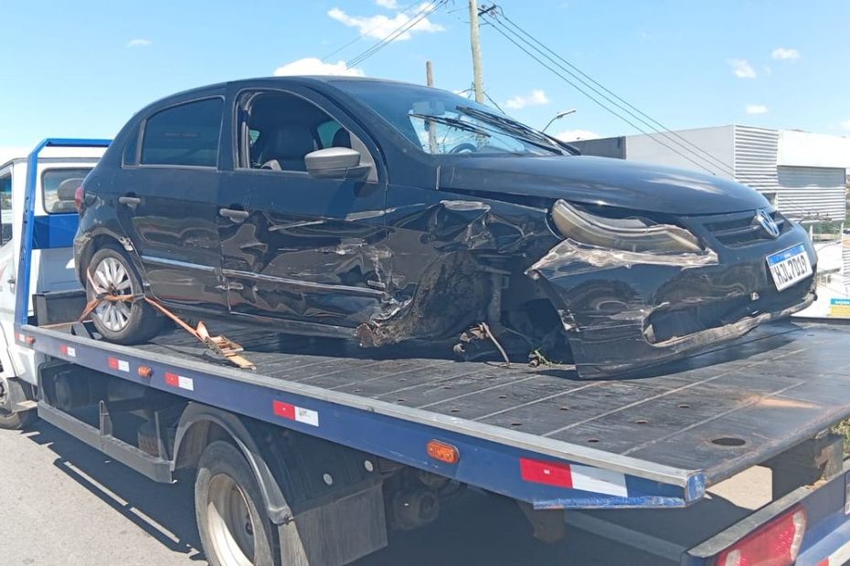 Carro envolvido em acidente na MG-050, na altura do km 122, em Divin&oacute;polis