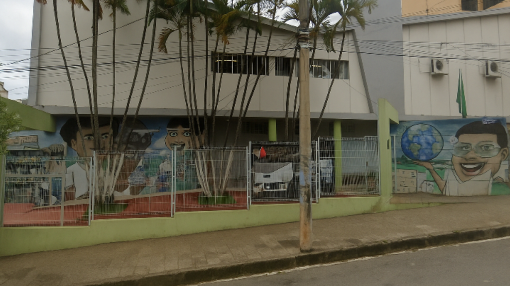 Eleitores aguardam para votar na Escola Estadual Dona Ant&ocirc;nia Valadares, em Divin&oacute;polis