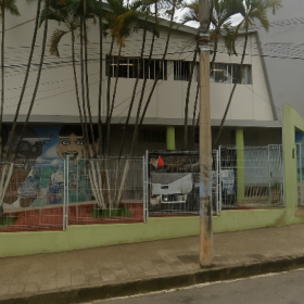 Eleitores aguardam para votar na Escola Estadual Dona Antônia Valadares, em Divinópolis