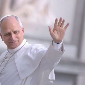 Papa Le&atilde;o XIV durante apari&ccedil;&atilde;o p&uacute;blica; pont&iacute;fice passou por cirurgia para retirada de parte do pulm&atilde;o direito.