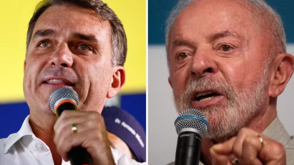 Fl&aacute;vio Bolsonaro durante evento de campanha; candidato confirmou presen&ccedil;a no debate da Band.