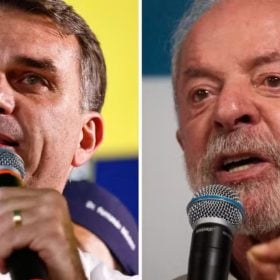 Flávio Bolsonaro durante evento de campanha; candidato confirmou presença no debate da Band.
