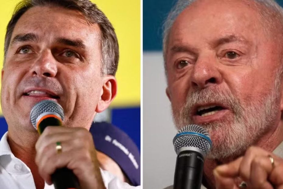 Fl&aacute;vio Bolsonaro durante evento de campanha; candidato confirmou presen&ccedil;a no debate da Band.