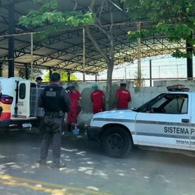 Policiais militares e penais durante operação de remoção de pichações em Bom Despacho