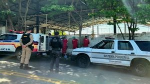 Policiais militares e penais durante operação de remoção de pichações em Bom Despacho