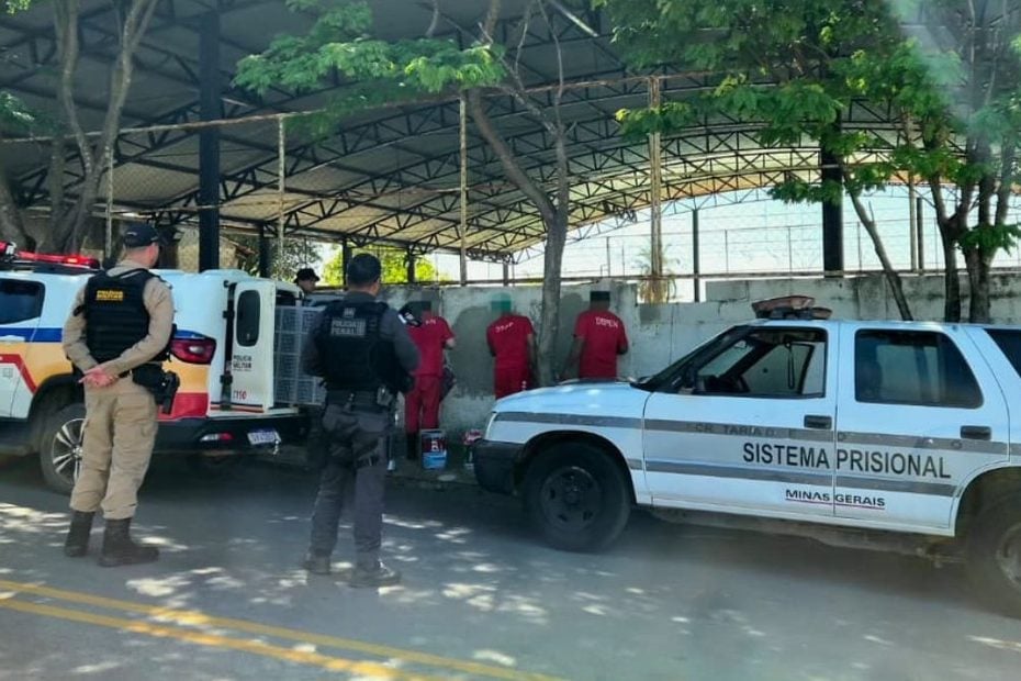 Policiais militares e penais durante opera&ccedil;&atilde;o de remo&ccedil;&atilde;o de picha&ccedil;&otilde;es em Bom Despacho
