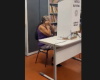 Eleitora com deficiência auditiva usa fone de ouvido para votar em Divinópolis