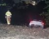 Carro fica pendurado em barranco às margens do rio Itapecerica, em Divinópolis