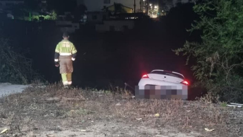 Carro fica pendurado em barranco &agrave;s margens do rio Itapecerica, em Divin&oacute;polis