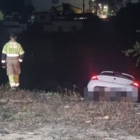 Carro fica pendurado em barranco às margens do rio Itapecerica, em Divinópolis