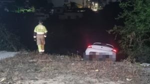 Carro fica pendurado em barranco às margens do rio Itapecerica, em Divinópolis
