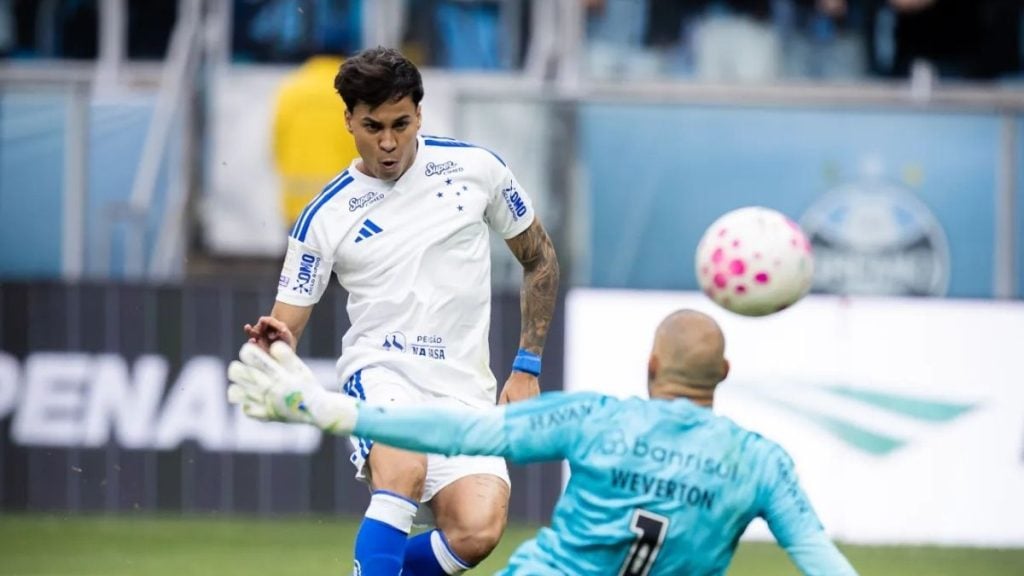 Com tr&ecirc;s gols de Kaio Jorge, Cruzeiro domina Gr&ecirc;mio e entra no G4
