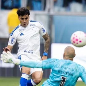 Com três gols de Kaio Jorge, Cruzeiro domina Grêmio e entra no G4