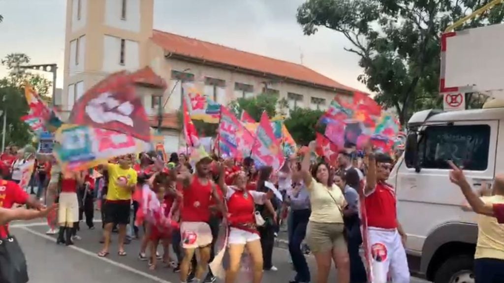 'CarnaLula': apoiadores fazem ato pr&oacute;-Lula no Centro de Divin&oacute;polis