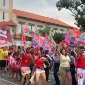 'CarnaLula': apoiadores fazem ato pró-Lula no Centro de Divinópolis