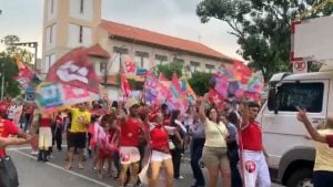 'CarnaLula': apoiadores fazem ato pró-Lula no Centro de Divinópolis